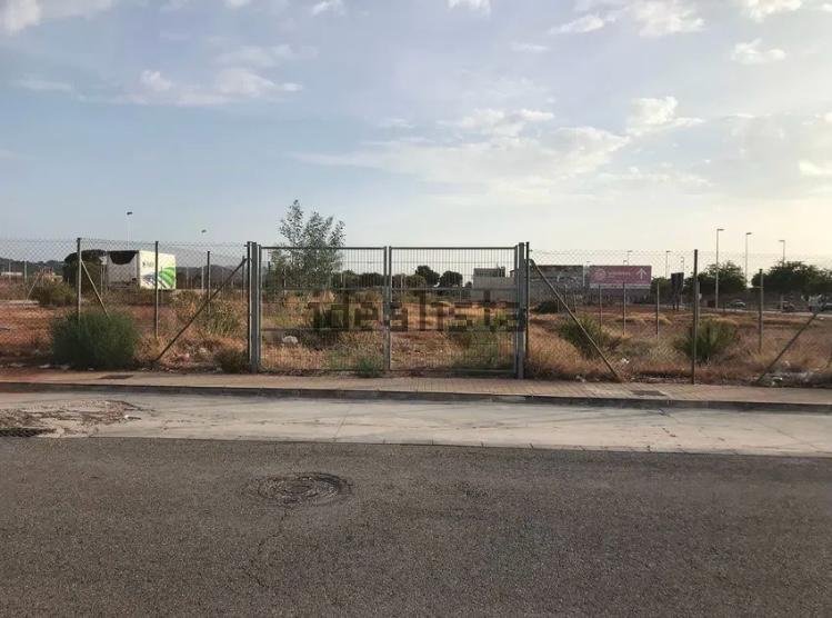 Venta de parcela de Uso Terciario en Puzol